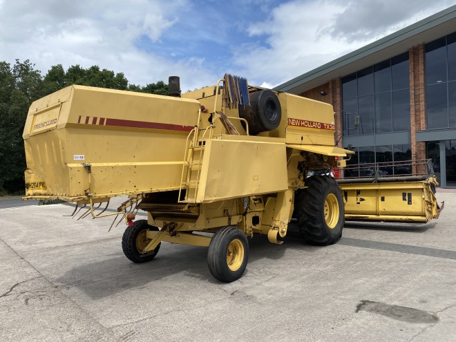 NewHollandTX 34 C/W 20' Header and trailer