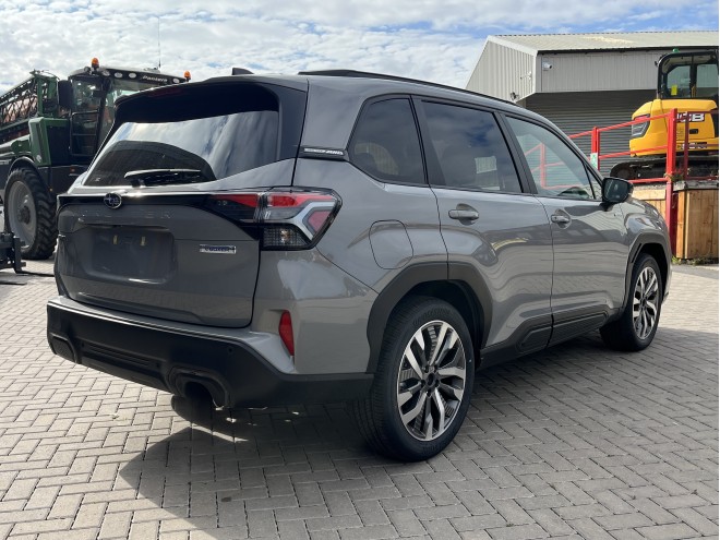 Subaru Forester 2.0i-S EU Touring Black FT River Rock Pearl