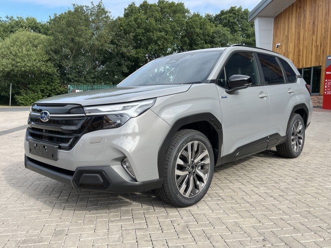 Subaru Forester 2.0i-S EU Touring Black FT River Rock Pearl