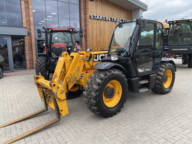 JCB 536-60 Agri Super C/W Q Fit headstock with Pallet tines