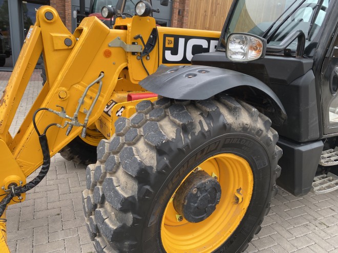 JCB 536-60 Agri Super C/W Q Fit headstock with Pallet tines