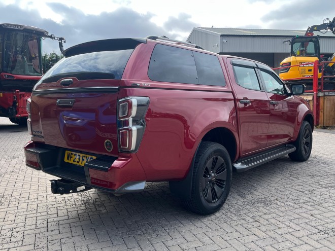Isuzu D-Max V-Cross Spinel Red