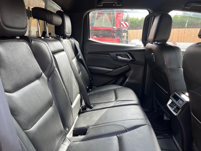 Isuzu D-Max V-Cross Spinel Red