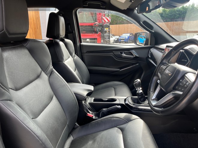 Isuzu D-Max V-Cross Spinel Red