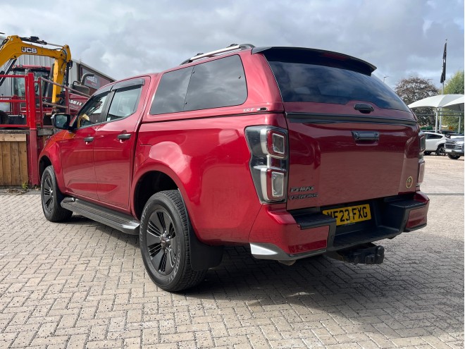 Isuzu D-Max V-Cross Spinel Red