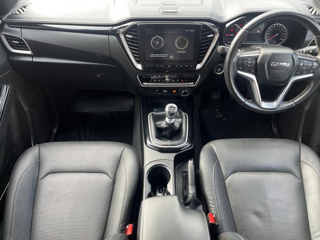 Isuzu D-Max V-Cross Spinel Red