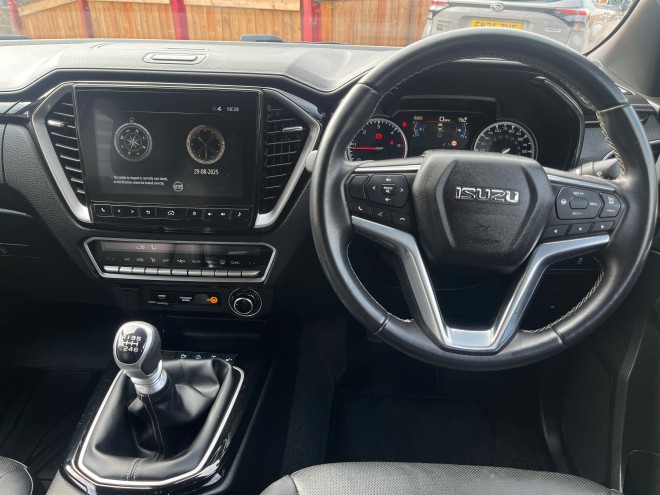 Isuzu D-Max V-Cross Spinel Red