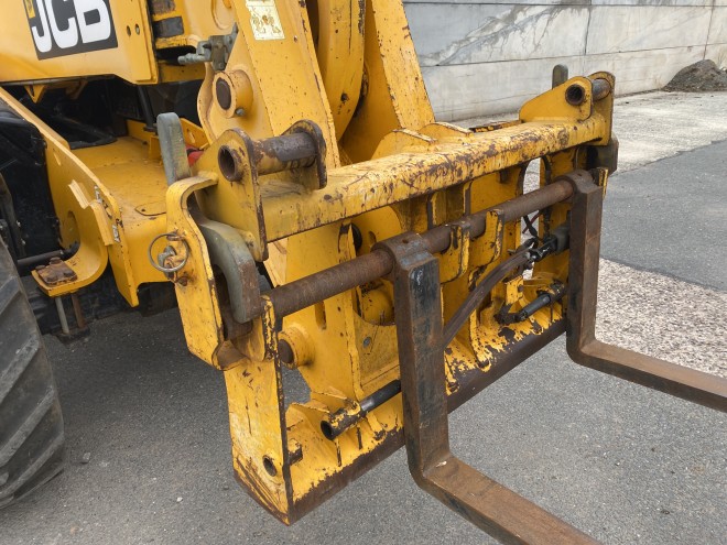 JCB 550-80 Agri Plus C/W Q fit headstock Pallet tines
