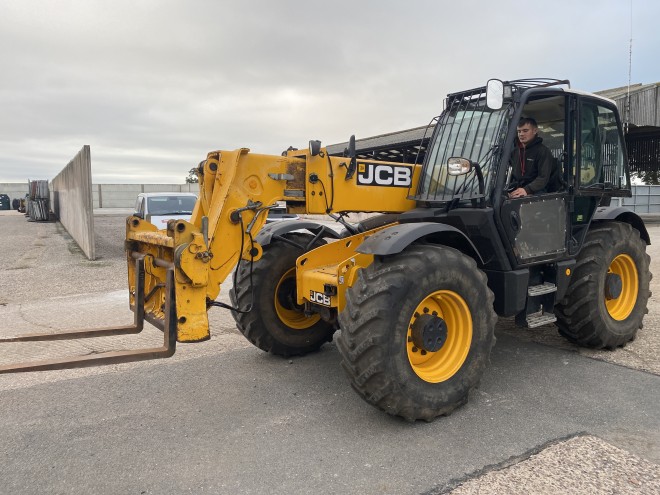 JCB 550-80 Agri Plus C/W Q fit headstock Pallet tines