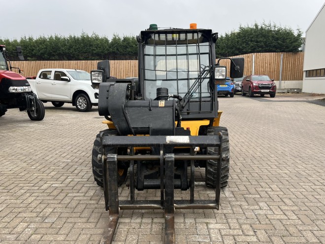 JCB 520-40 Telescopic Handler with pallet forks