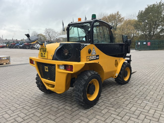 JCB 520-40 Telescopic Handler with pallet forks
