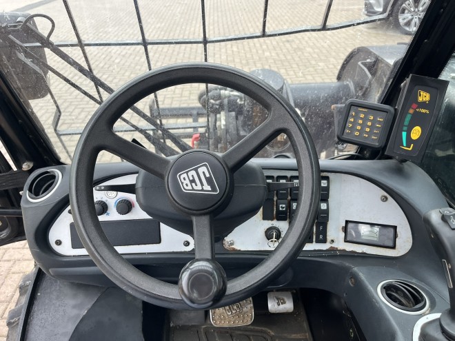 JCB 520-40 Telescopic Handler with pallet forks