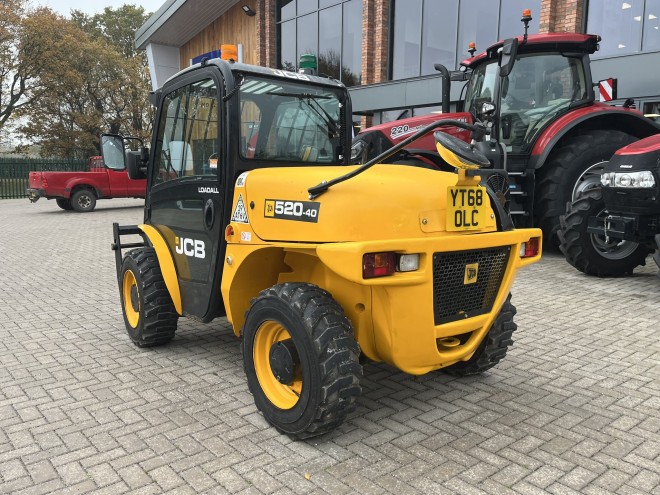 JCB 520-40 Telescopic Handler with pallet forks