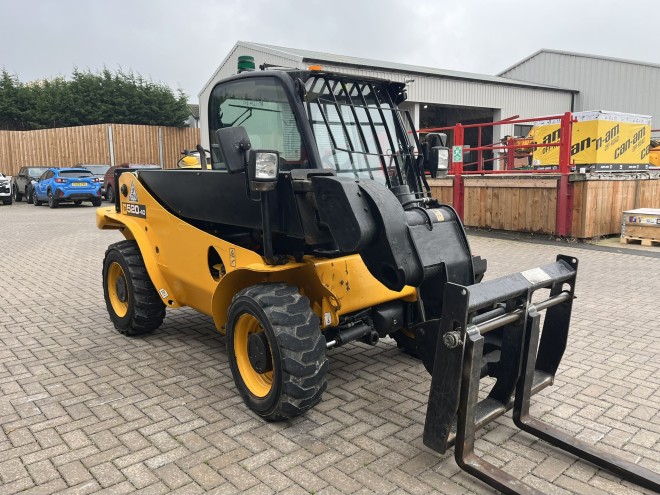 JCB 520-40 Telescopic Handler with pallet forks