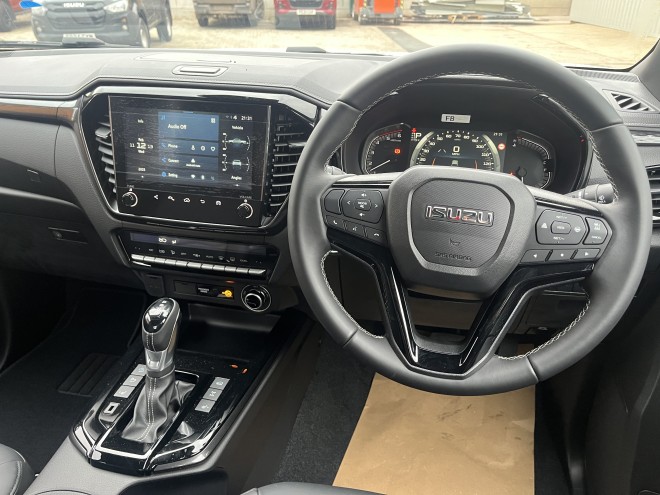 Isuzu D-Max V-Cross Auto Mercury Silver