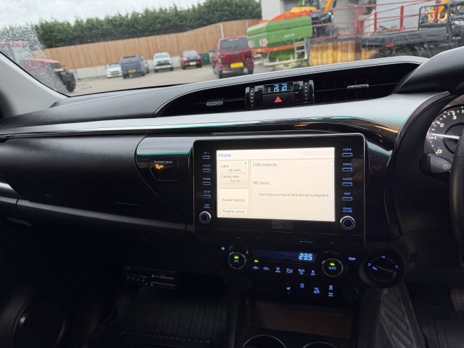 Toyota Hilux Invincible