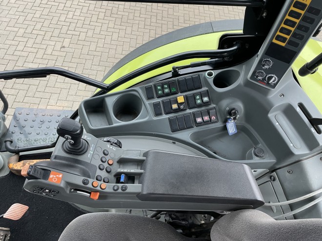 Claas Arion 610 C/W Front linkage