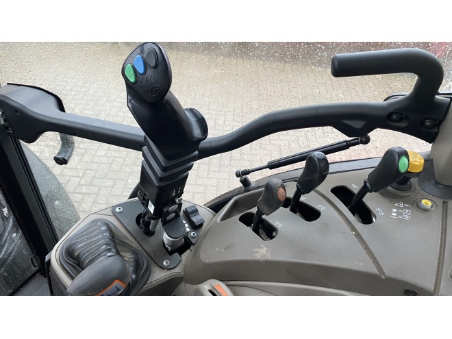 Case IH Farmall 100C with front linkage and front MX Loader