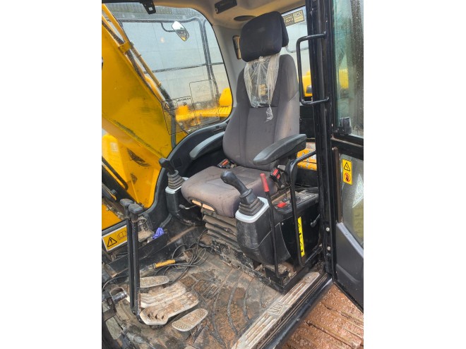 JCB JS130LC plus C/W Quickhitch & 2 Buckets