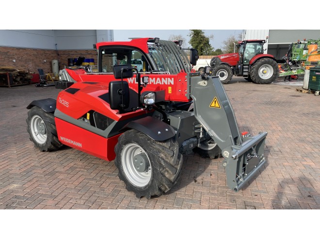 Weidemann T6025 C/W Euro headstock and pallet tines