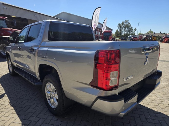Mitsubishi L200 Titan 2.4 Auto Blade Silver
