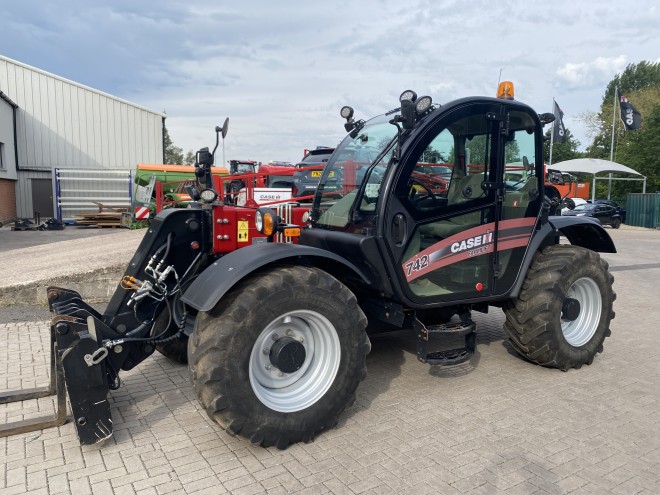 Case IH Farmlift 742 C/W JCB Q Fit headstock