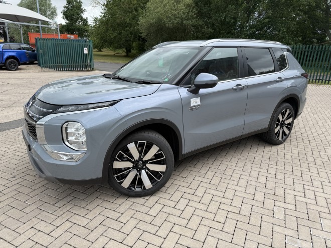 Mitsubishi Outlander Nativa PHEV Moonstone Grey