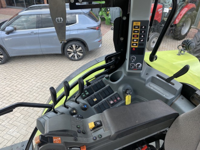 Claas Arion 610 C/W Front linkage