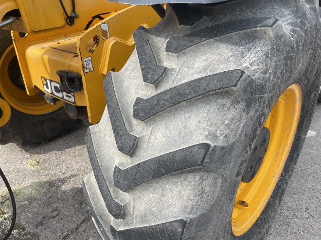 JCB 550-80 Agri Plus C/W Q fit headstock Pallet tines