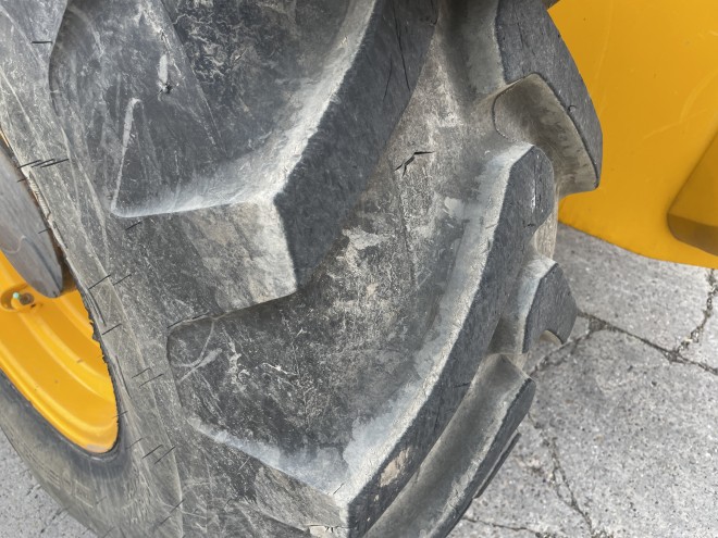 JCB 550-80 Agri Plus C/W Q fit headstock Pallet tines