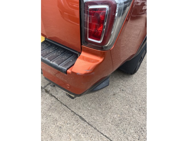 Isuzu D-Max 1.9 V-Cross Valencia Orange