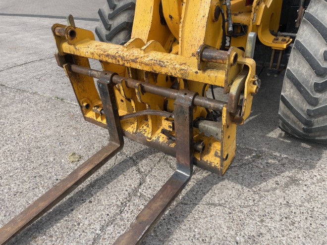 JCB 550-80 Agri Plus C/W Q fit headstock Pallet tines