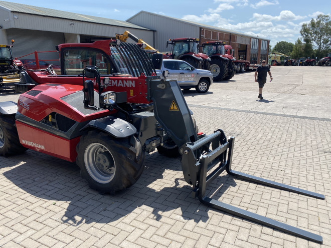 Weidemann T6025 C/W Euro headstock and pallet tines