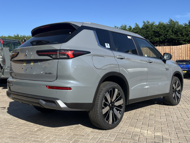 Mitsubishi Outlander Nativa PHEV Moonstone Grey