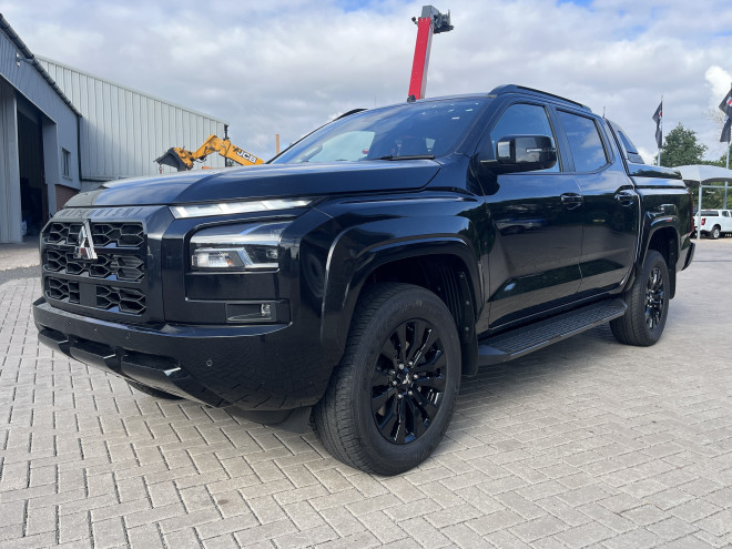 Mitsubishi L200 Barbarian 2.4 Auto Black