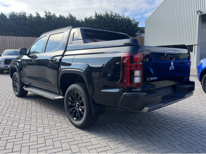 Mitsubishi L200 Barbarian 2.4 Auto Black