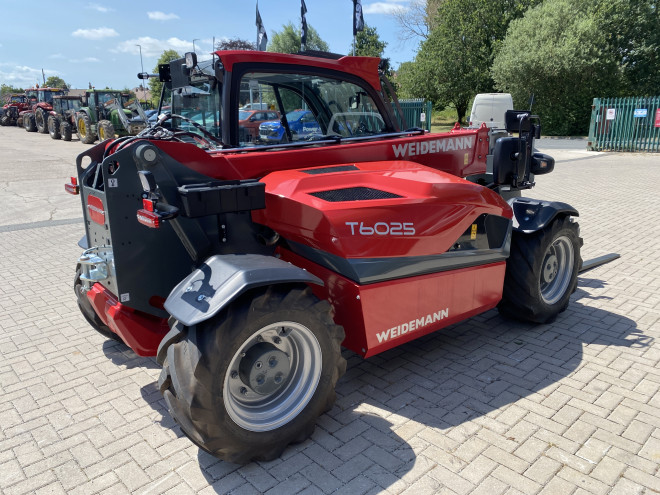 Weidemann T6025 C/W Euro headstock and pallet tines