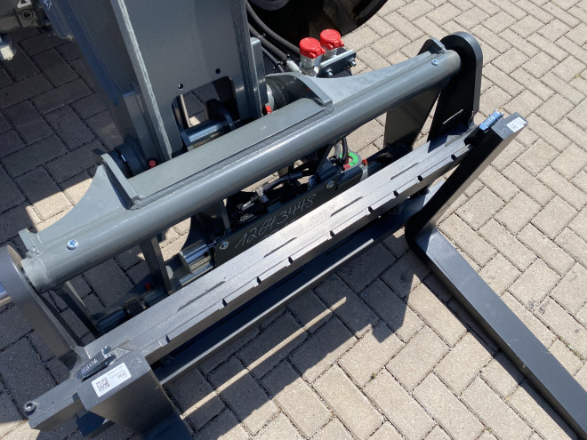 Weidemann T6025 C/W Euro headstock and pallet tines