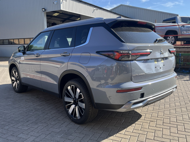 Mitsubishi Outlander Nativa PHEV Moonstone Grey