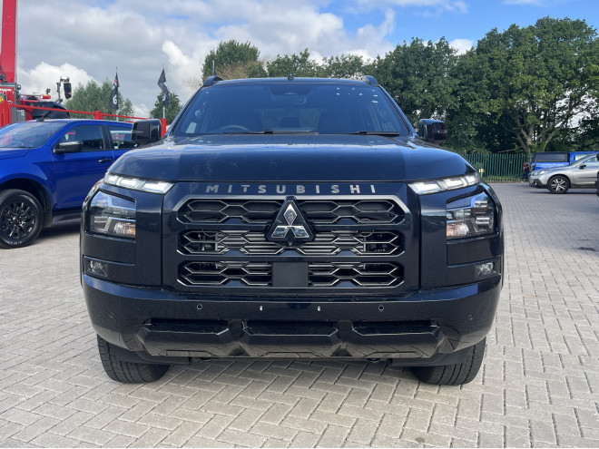 Mitsubishi L200 Barbarian 2.4 Auto Black
