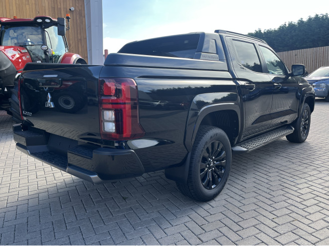 Mitsubishi L200 Barbarian 2.4 Auto Black
