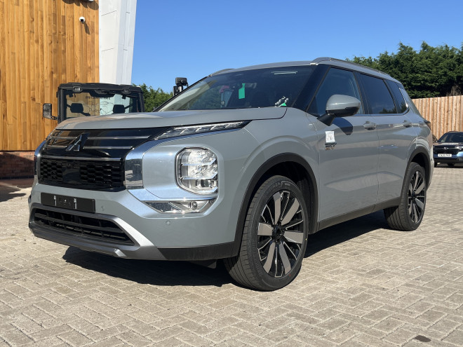 Mitsubishi Outlander Nativa PHEV Moonstone Grey