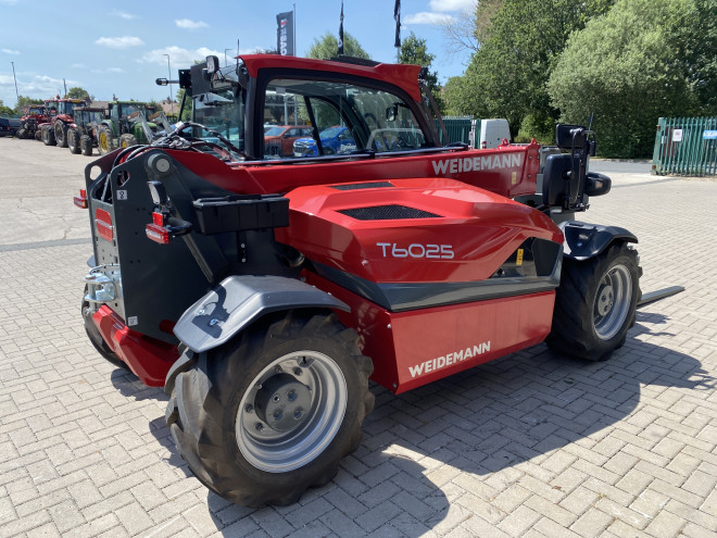 Weidemann T6025 C/W Euro headstock and pallet tines