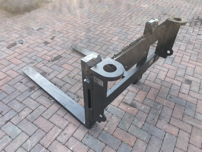 Pallet tines Class 3 4500 KG Pin and Cone fittings