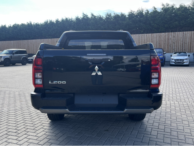 Mitsubishi L200 Barbarian 2.4 Auto Black