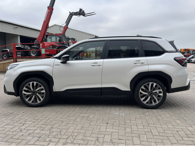 Subaru Forester 2.0i e-boxer Touring Crystal White Pearl