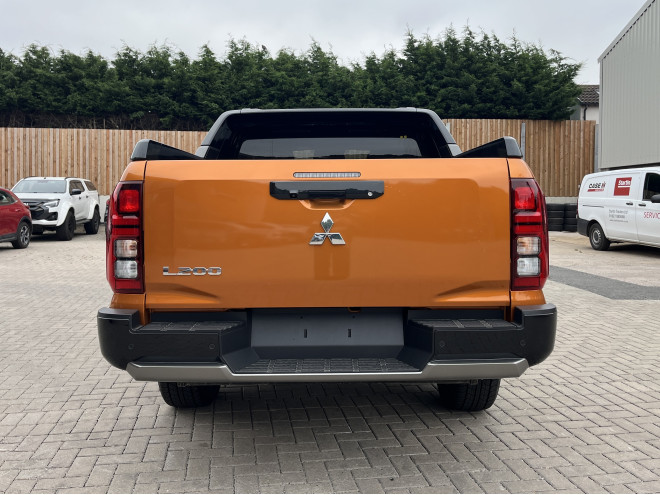 Mitsubishi L200 Barbarian 2.4 Auto Yamabuki Orange