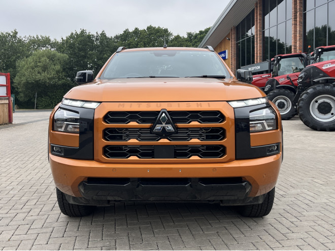 Mitsubishi L200 Barbarian 2.4 Auto Yamabuki Orange