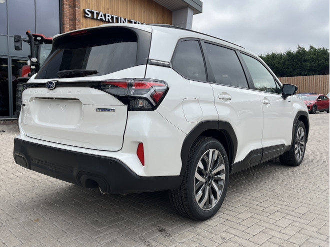 Subaru Forester 2.0i e-boxer Touring Crystal White Pearl