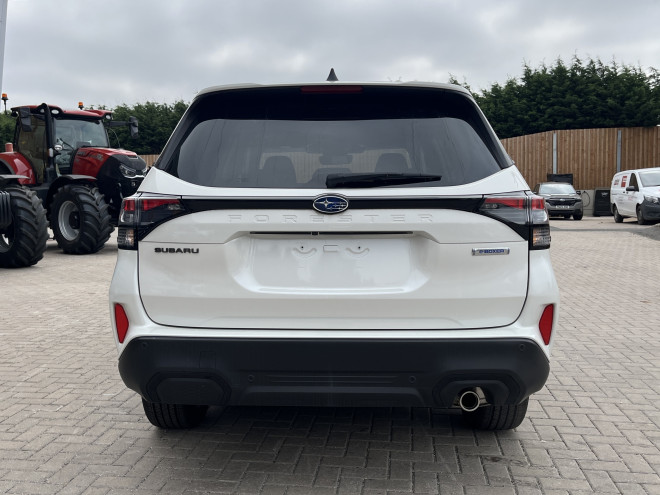 Subaru Forester 2.0i e-boxer Touring Crystal White Pearl